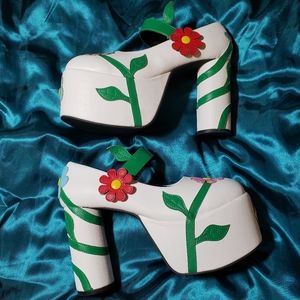 NWOT Dolls Kill Delia's Flower Pattern White Platform Heels Chunky